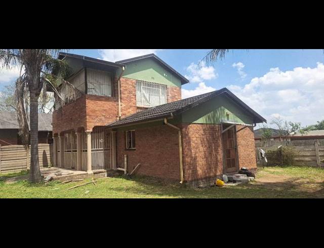 15 BEDROOM HOUSE FOR SALE IN KEMPTON PARK EXT 02